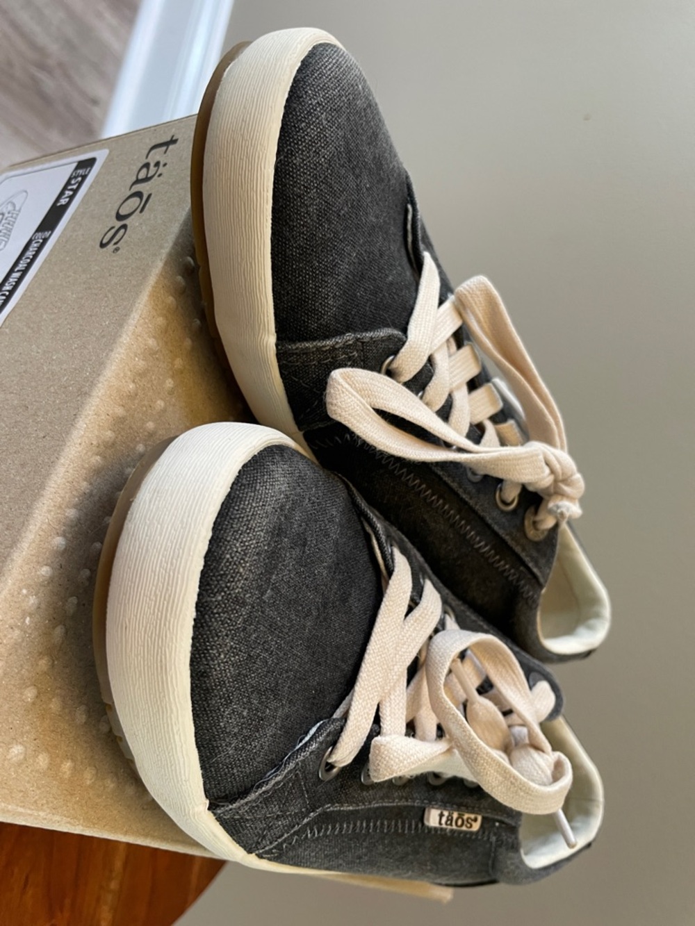 Taos Footwear Charcoal Canvas Low-Top Sneakers with Cream Laces - Picture 9 of 9